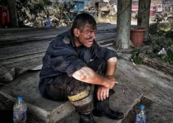 СНИМКА на наш пожарникар след часове борба с огнения ад разчувства България!