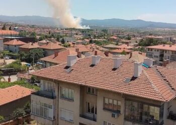 Голям пожар се разрази в Карлово, 5 екипа се борят да не стигне до къщи и блокове